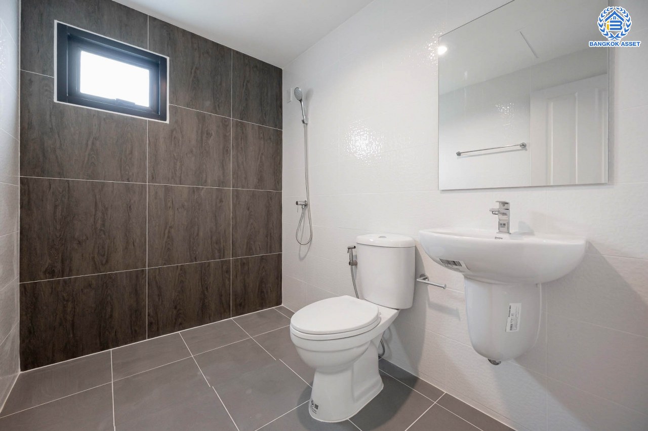 บ้านมือสองตกแต่งใหม่ โครงการ มณธานี บางแค บ้านเดี่ยว 3 ชั้น ดีไซน์หรูหรา เนื้อที่กว้าง 56.40 ตร.ว. พื้นที่ใช้สอย 240 ตร.ม. ฟังก์ชัน 5 ห้องนอน 4 ห้องน้ำ 2 ที่จอดรถ ฟังก์ชันครบตอบทุกไลฟ์สไตล์ บนทำเลศักยภาพ เชื่อมต่อถนนกาญจนาภิเษก ใกล้เดอะมอลล์บางแค ใกล้รถไฟฟ้าสายสีน้ำเงิน "สถานีหลักสอง" และจุดขึ้นทางด่วน "กาญจนาภิเษก"